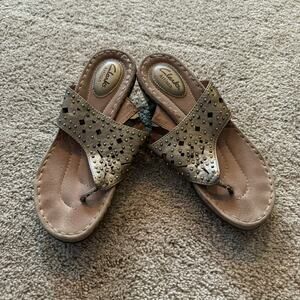 Clarks Artisan Gold Embellished Thong Sandals w/ Short Heel Size 7 Leather